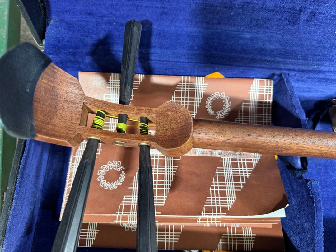 4-津軽三味線?　高級糸巻き 紅木？ハードケース&付属