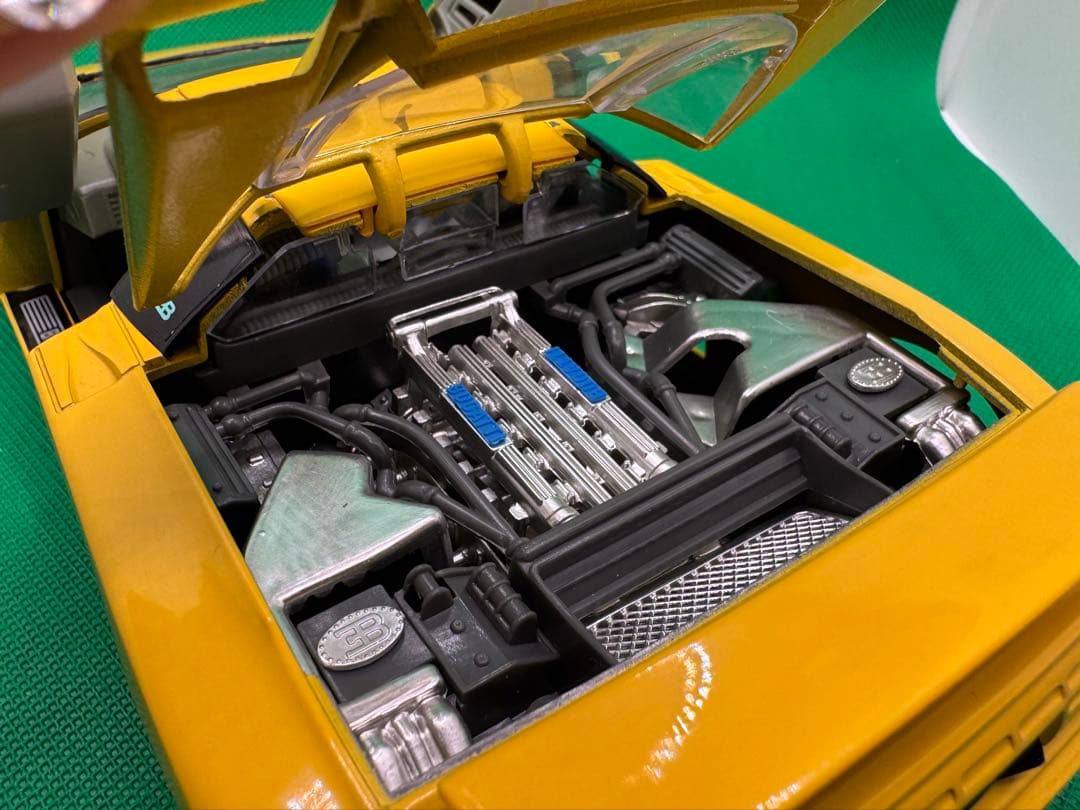 Bugatti イエロー 1/18スケールミニカー