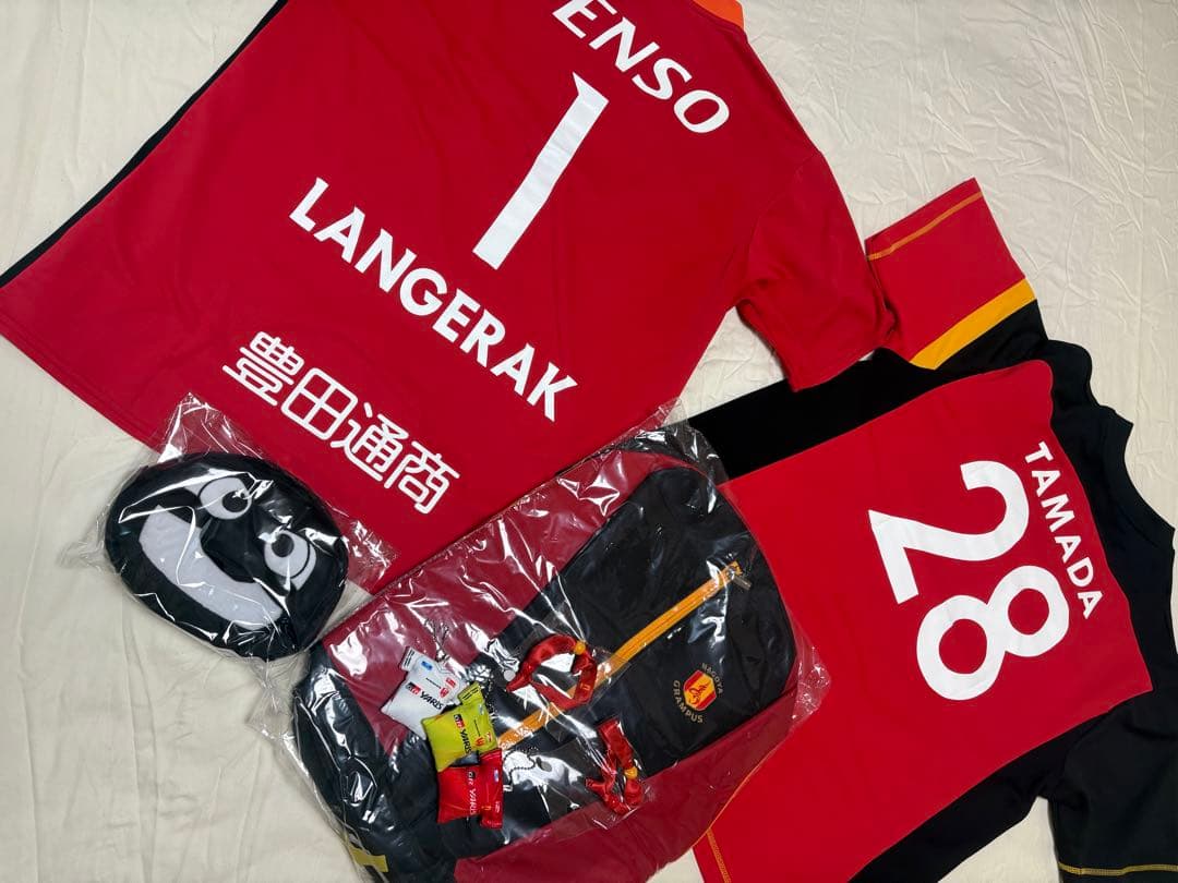 名古屋グランパスファンクラブ会員 ユニフォームまとめ売りユニクッションおまけ付き