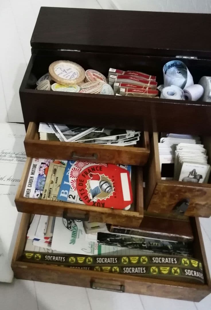 木製のアンティーク引き出しにたっぷりの海外紙モノコレクション♡　蚤の市