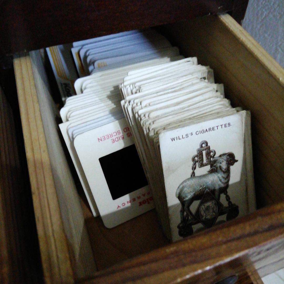 木製のアンティーク引き出しにたっぷりの海外紙モノコレクション♡　蚤の市