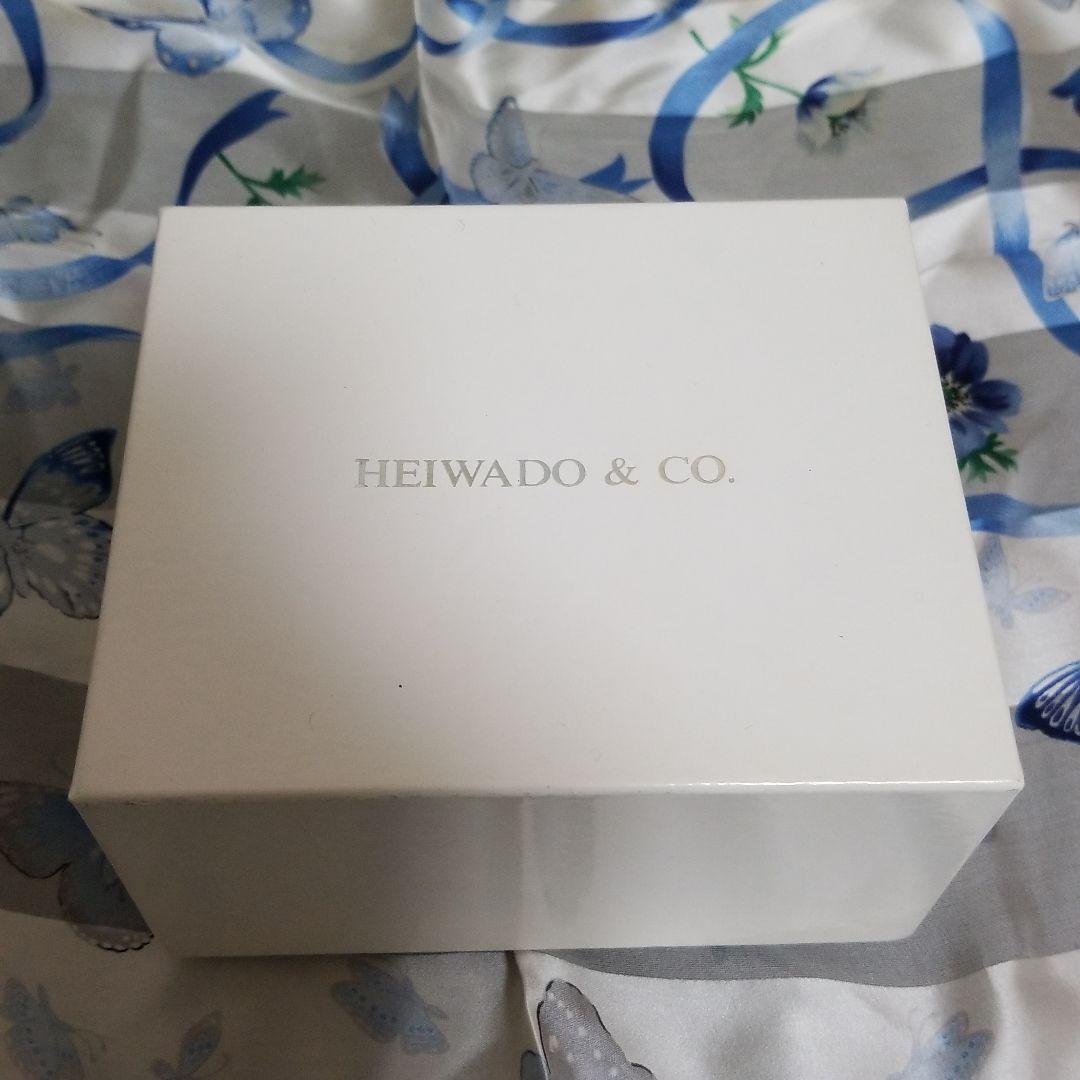 平和堂貿易　動く　ブローチ　刻印　あり　金　750　PT950　0、28カラット