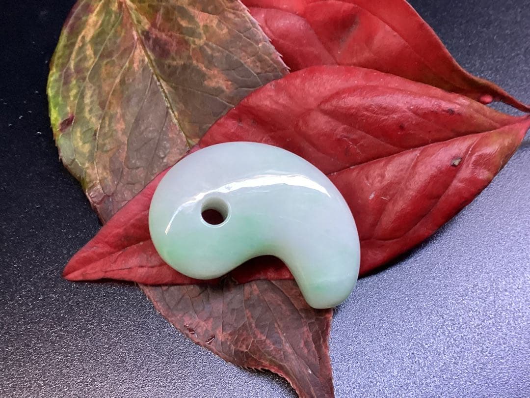 ✳ premiumシリーズ　一流の勾玉　味身色合い良好　糸魚川翡翠*格上の勾玉‼️