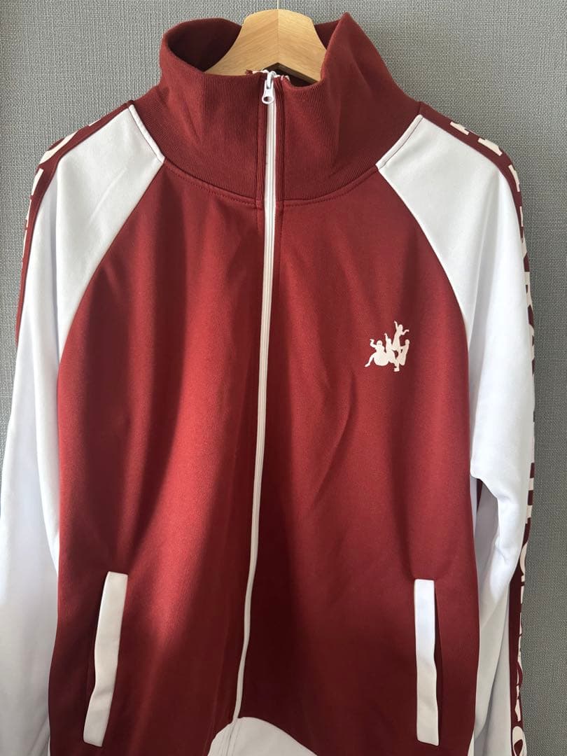 赤と白のジップアップジャケット