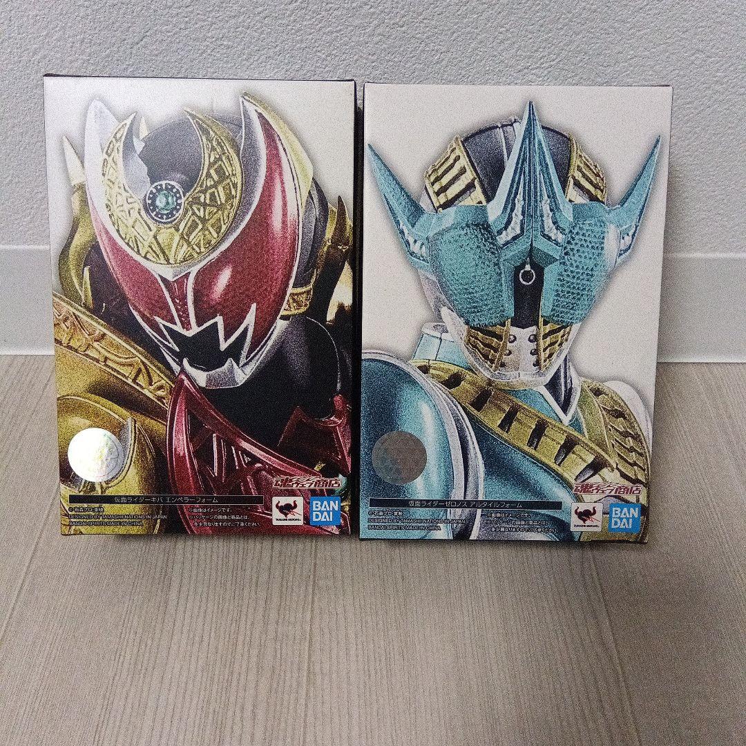 t273BANDAI SHFiguarts 仮面ライダー 赤と青フィギュアセット