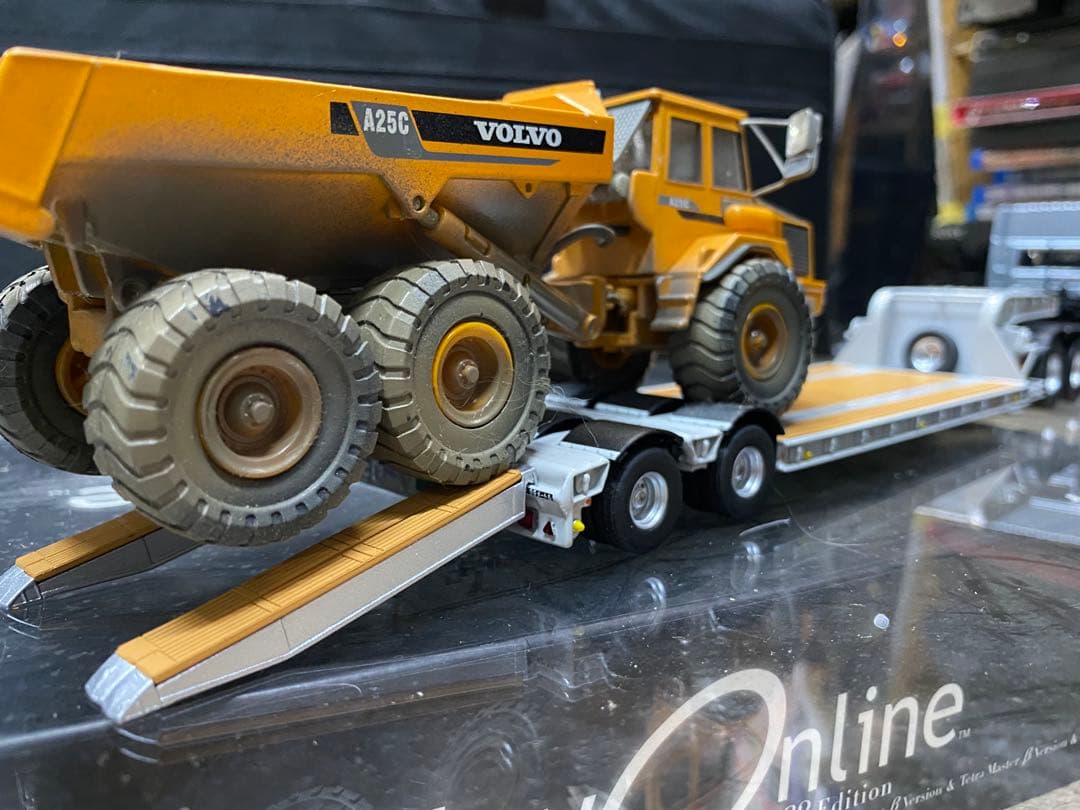 京商 1/43 UDクオン 低床トレーラー ボルボアキュレートダンプセット