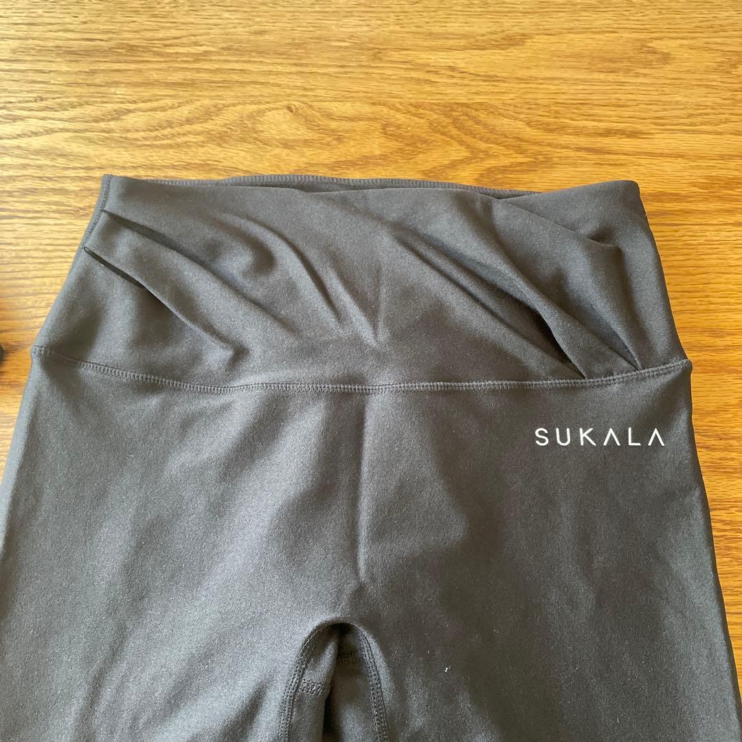 ソイ。です。美品　SUKALA アシンメトリーブラトップMとレギンスS