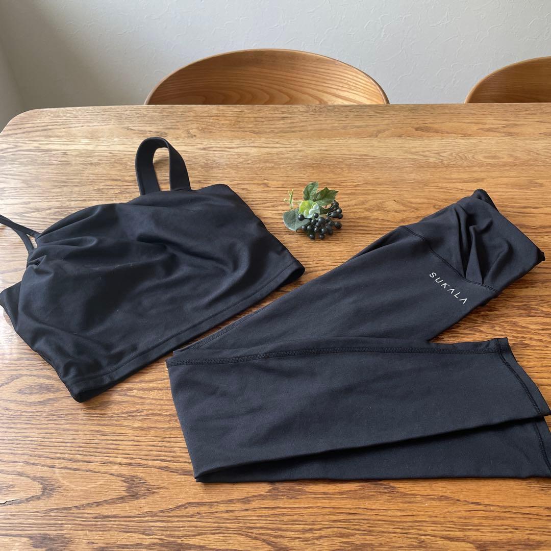 ソイ。です。美品　SUKALA アシンメトリーブラトップMとレギンスS