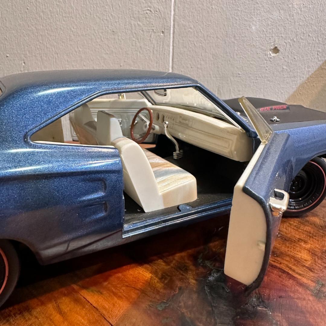 1969 DODGE SUPER BEE 1/18スケールミニカー