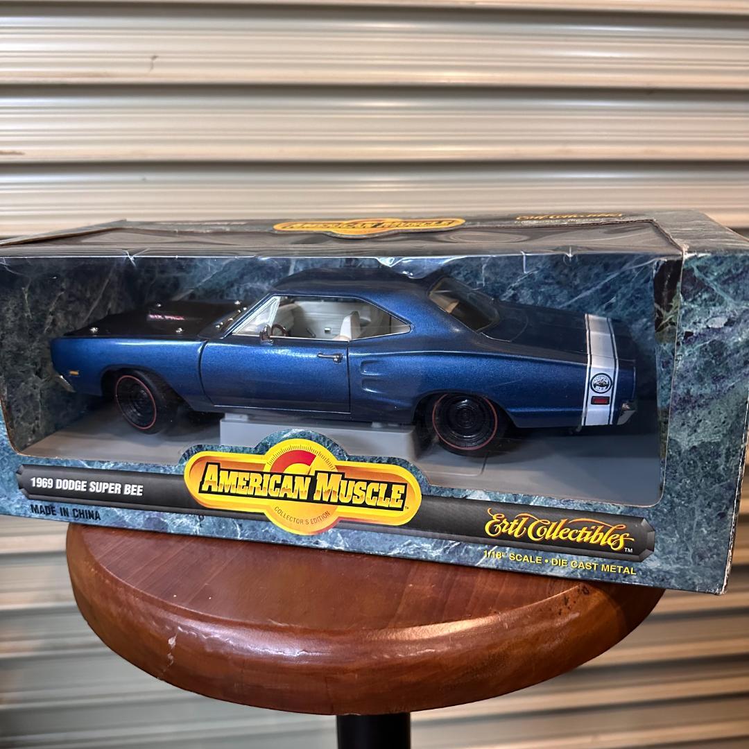 1969 DODGE SUPER BEE 1/18スケールミニカー