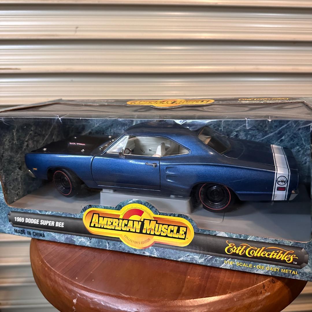 1969 DODGE SUPER BEE 1/18スケールミニカー