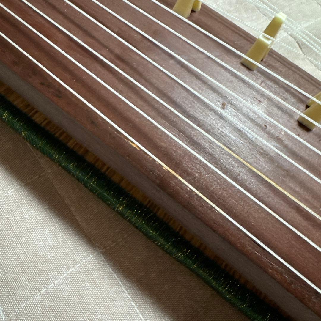 木製琴 13弦 赤い装飾付き