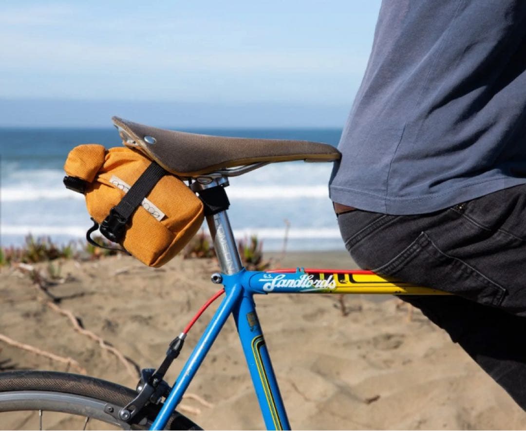 アクセサリー Outer shell roll top saddle bag marigold