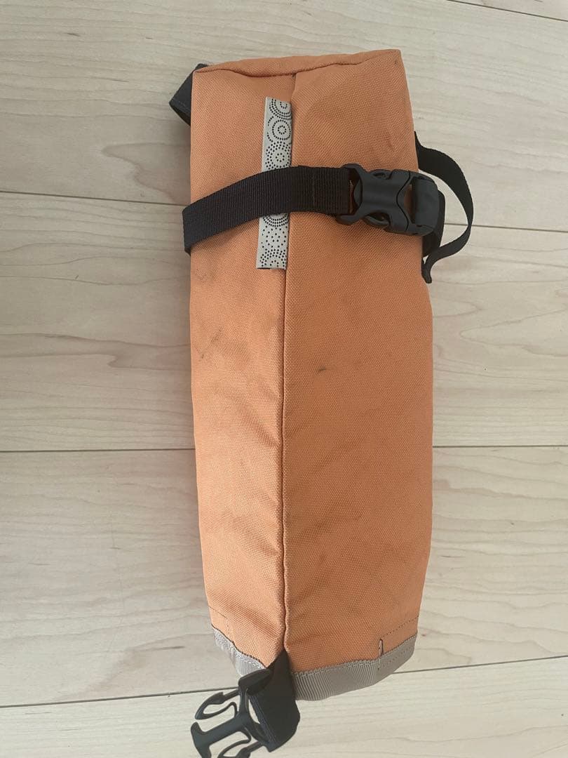 アクセサリー Outer shell roll top saddle bag marigold