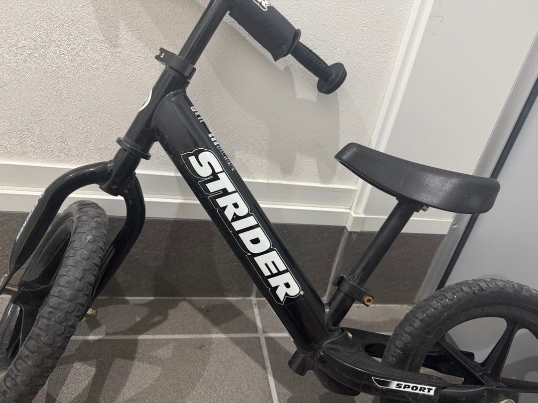 STRIDER スポーツ ブラック バランスバイク