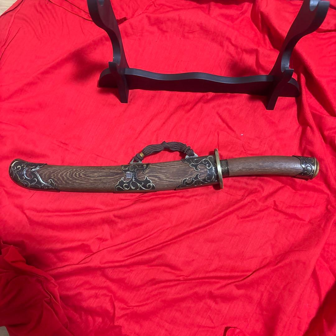 伝統的な唐刀 木製装飾付き