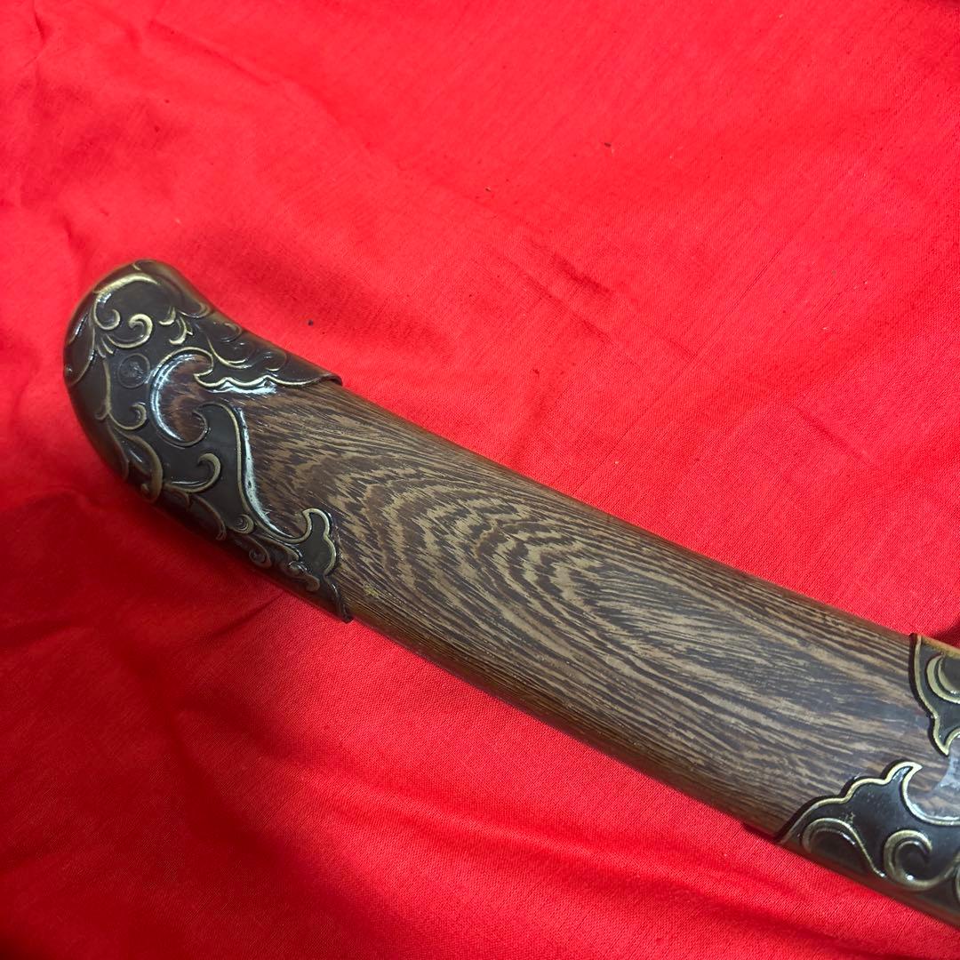 伝統的な唐刀 木製装飾付き