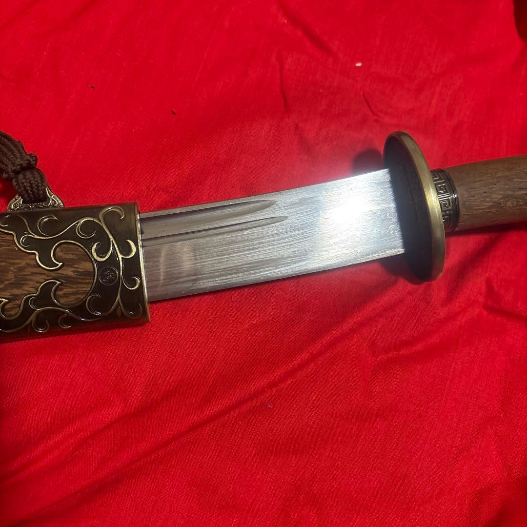 伝統的な唐刀 木製装飾付き