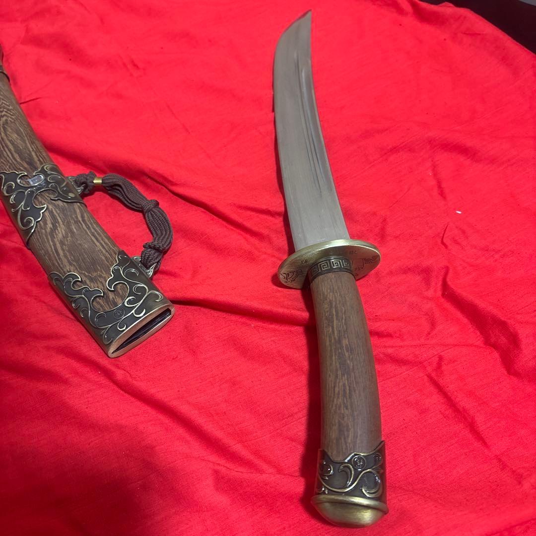 伝統的な唐刀 木製装飾付き