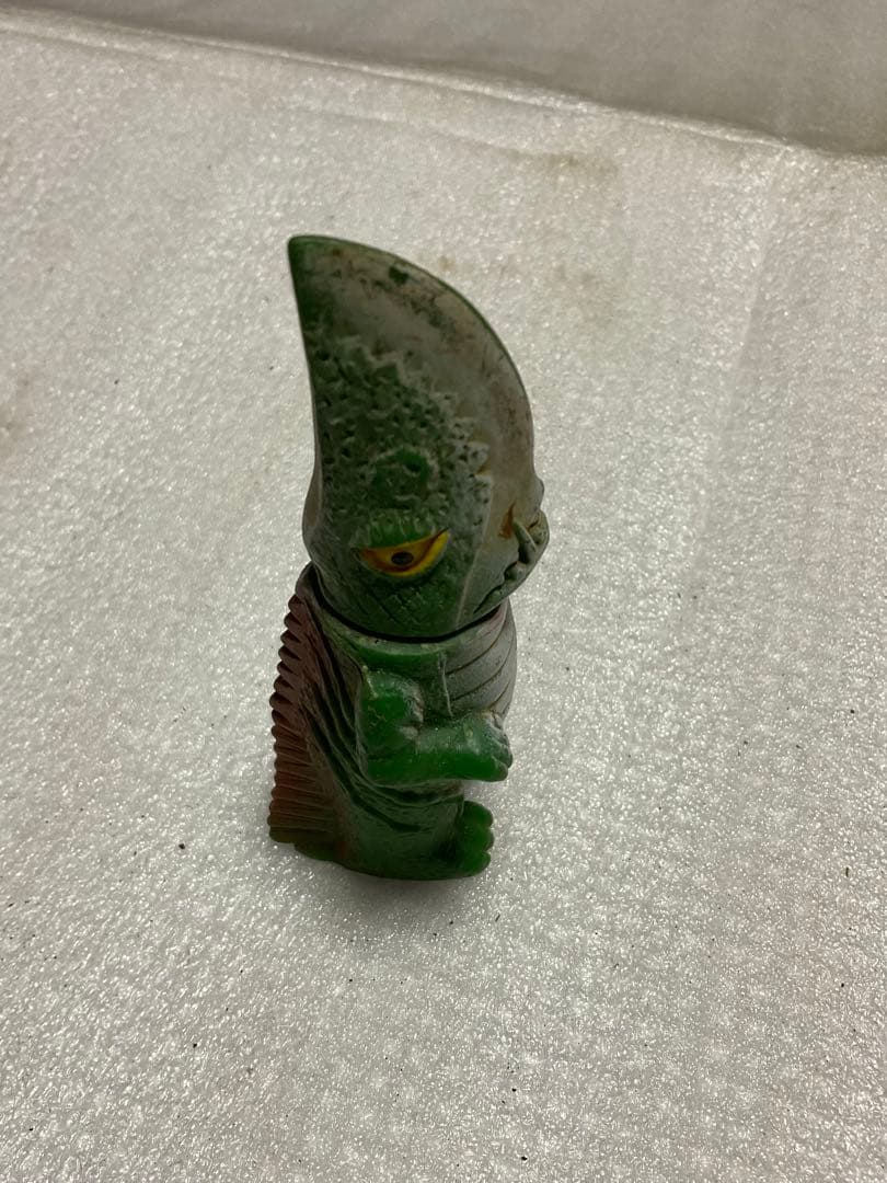 ギロン／ガメラ怪獣シリーズ。首が可動、10cm位。【包袋なし　社名不明？©️大映】