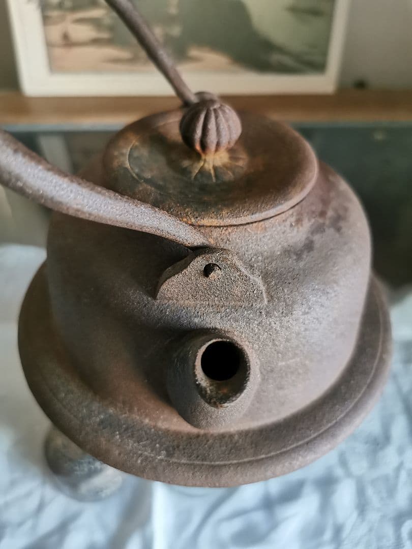 和骨董 重厚な１Ｌ南部鉄瓶 赤紫茶鉄器 珍しい胴下周り装飾付フォルム 菊/蓮摘み
