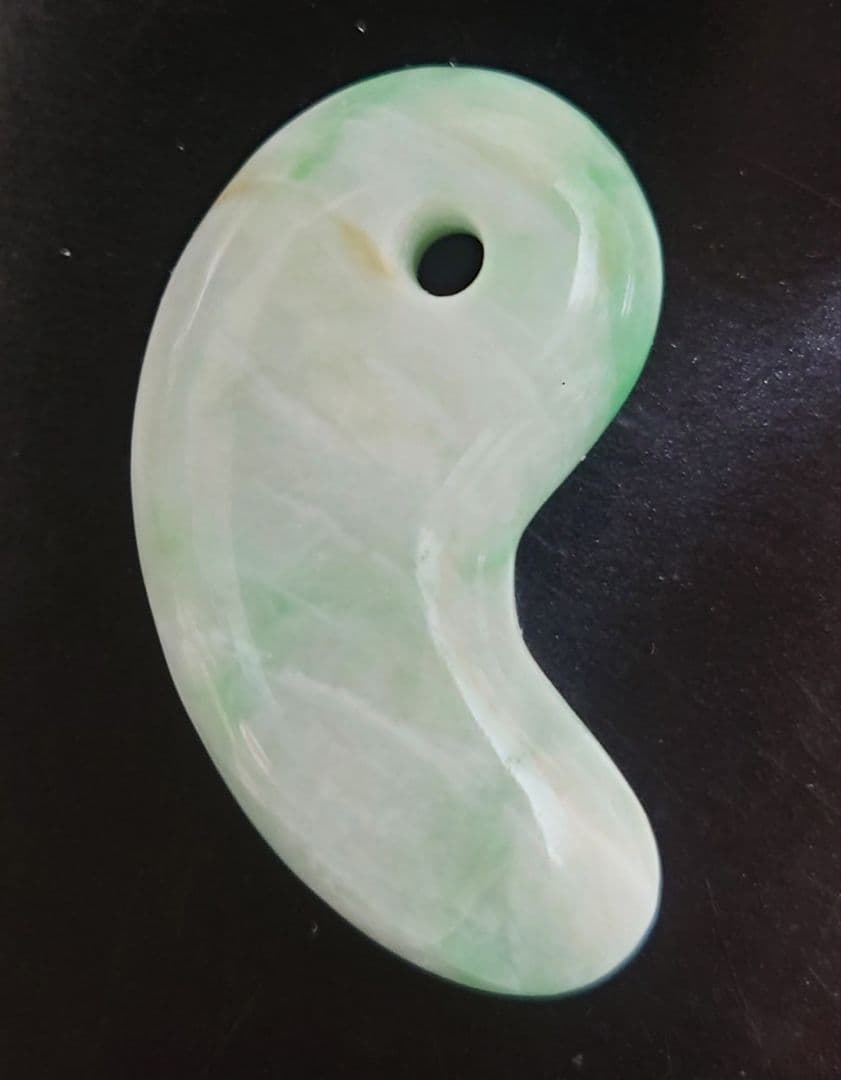 【週末セール】糸魚川翡翠　勾玉　緑が濃い