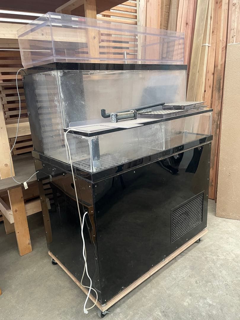 お寿司屋さんにある海水入れ