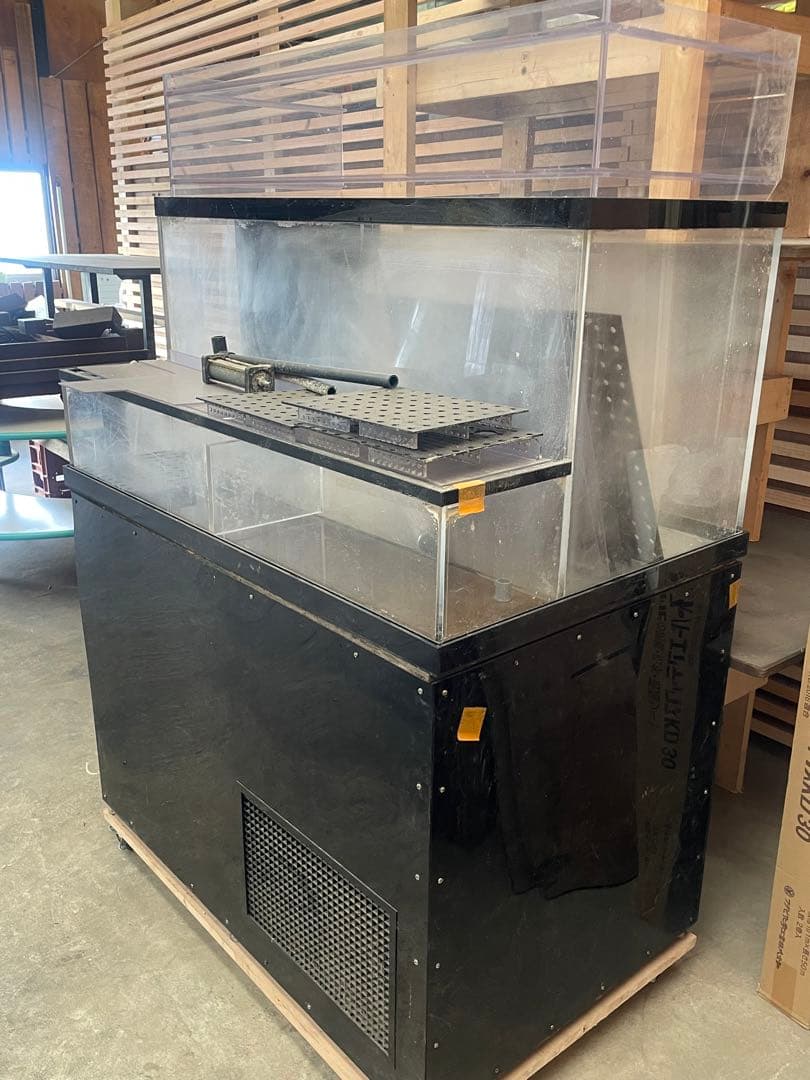 お寿司屋さんにある海水入れ