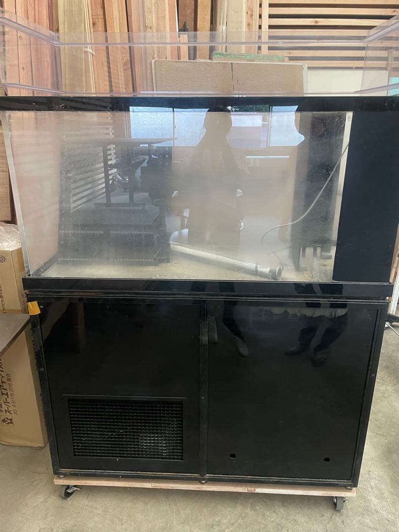 お寿司屋さんにある海水入れ