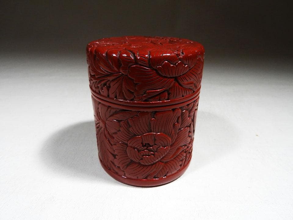 ●村上堆朱 茶筒 在銘 牡丹唐草 銅内蓋 黄布 共箱 高さ9cm 径7.5㎝