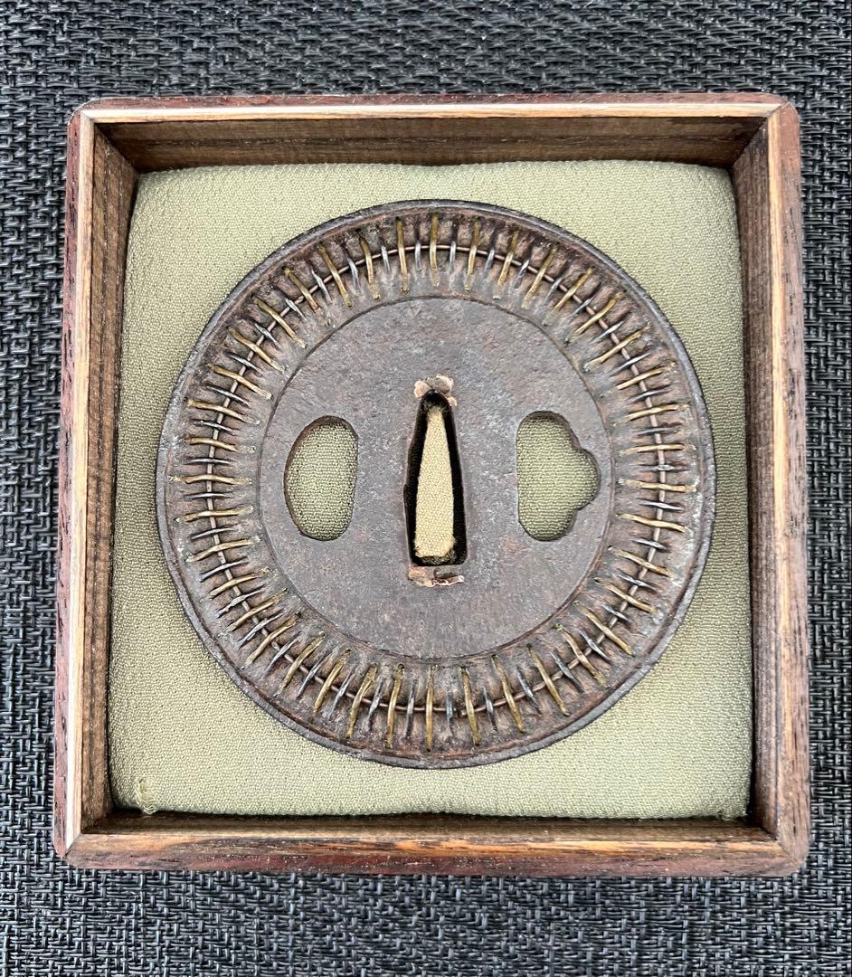 刀鍔 信玄鍔 百足鍔 無銘 鉃地 真鍮 年代物 箱付き(鍔布団付き)