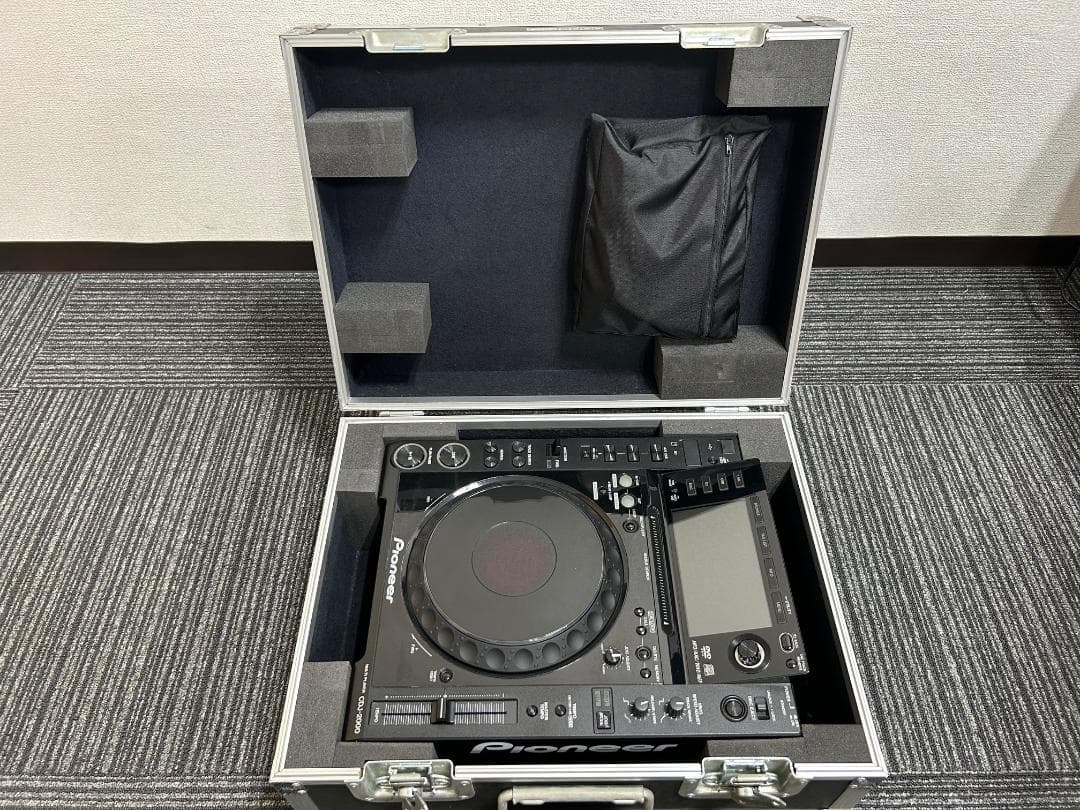 Pioneer CDJ-2000 (専用ケース付き) ①