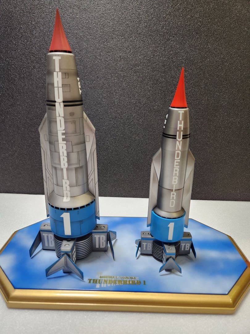 【究極のプロ完成品No12】サンダーバード1号　新旧揃い踏み　ロゴ入り効果ベース