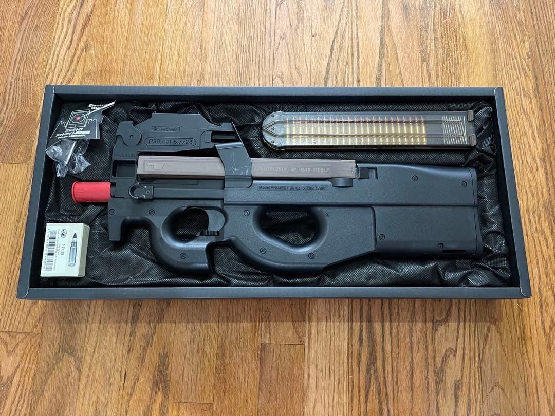 バックスさん専用　 保証期間中！ほぼ未使用！東京マルイ P-90