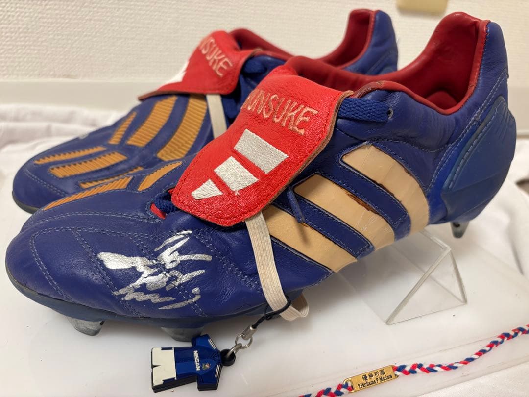 元サッカー日本代表、2002年中村俊輔選手着用サイン入りスパイク&ミサンガ