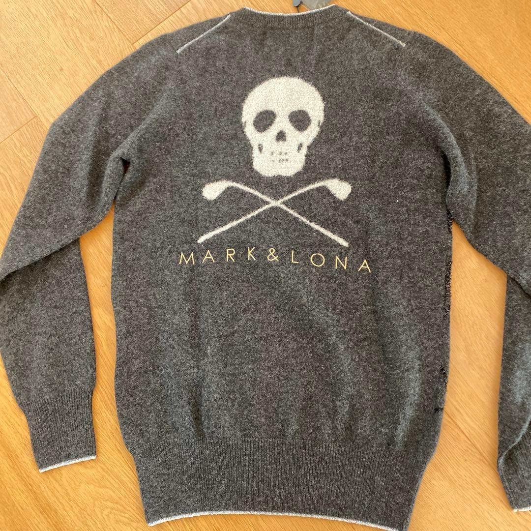 MARK & LONA グレー Vネックセーター　ディズニー