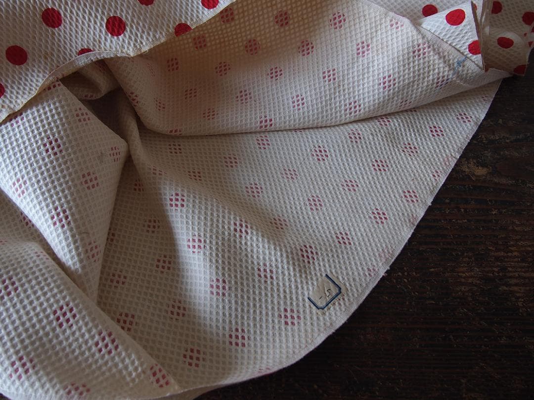 赤い水玉模様のコットンピケベビー服用 ファブリック 幅77c×464c/K405