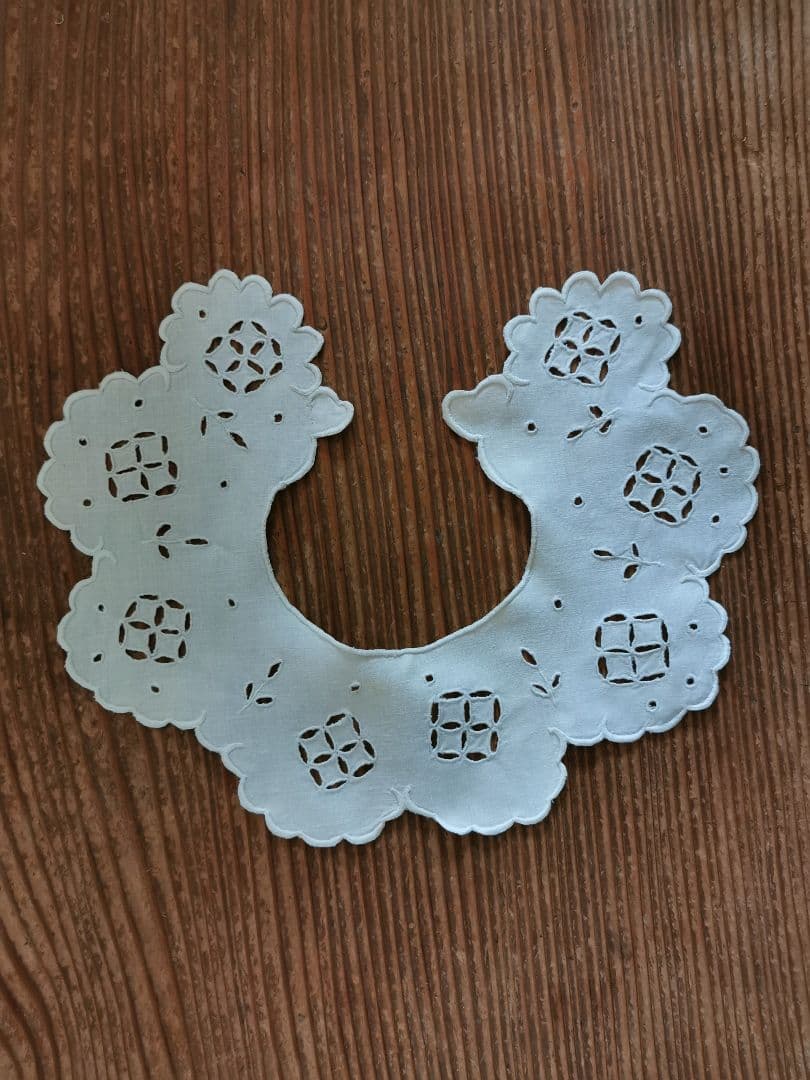 アンティーク オープンカットワーク花刺繍 アイレット スカラップスタイ 付け襟