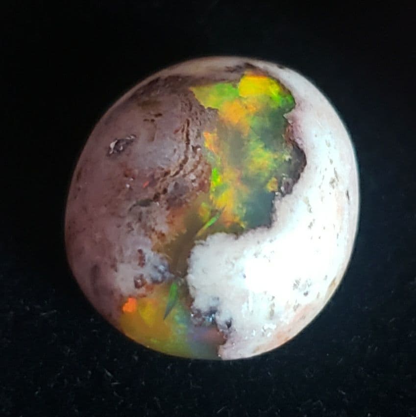 裏まで遊色効果のあるカンテラオパール