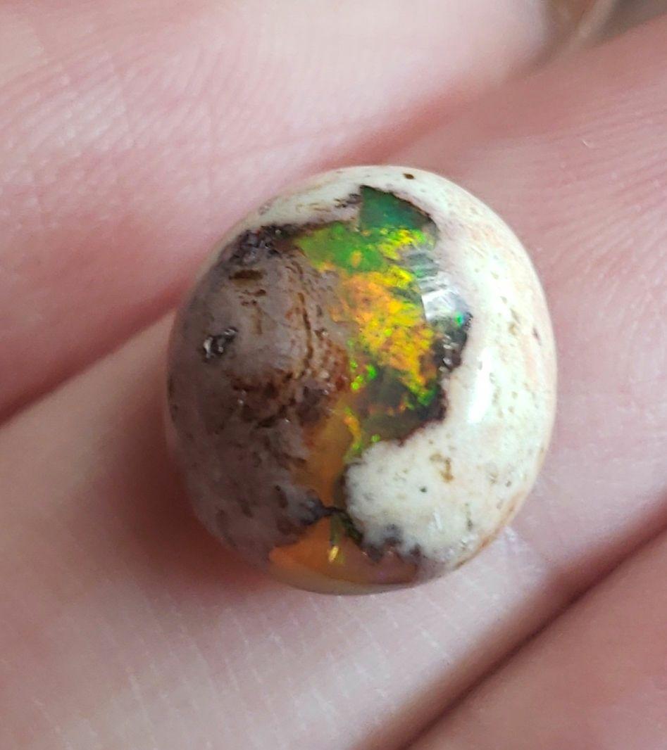 裏まで遊色効果のあるカンテラオパール