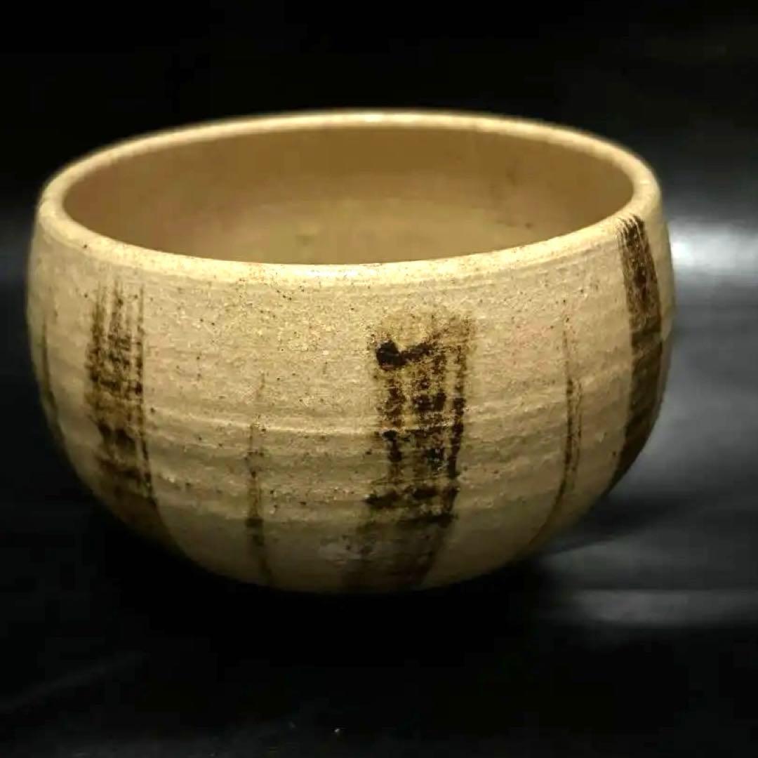 美しい古美術◾️蔵から美しい縦じま紋様の可愛らしいまん丸な抹茶茶碗が出て来ました。