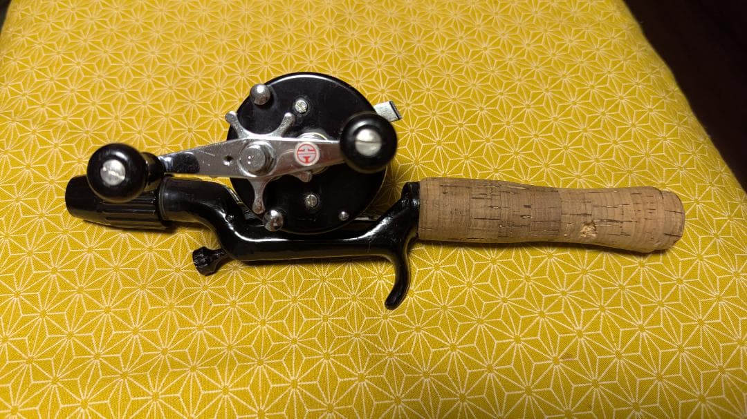 ベイトリール 黒とシルバー