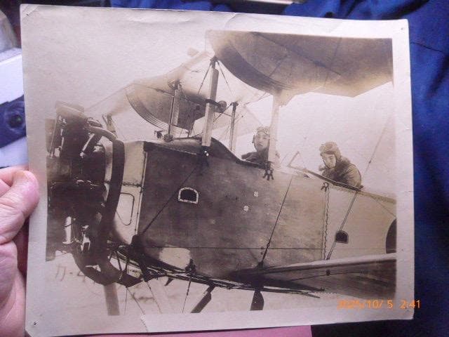 貴重！戦前の複葉機と二人のパイロットの写真です。当時のものです