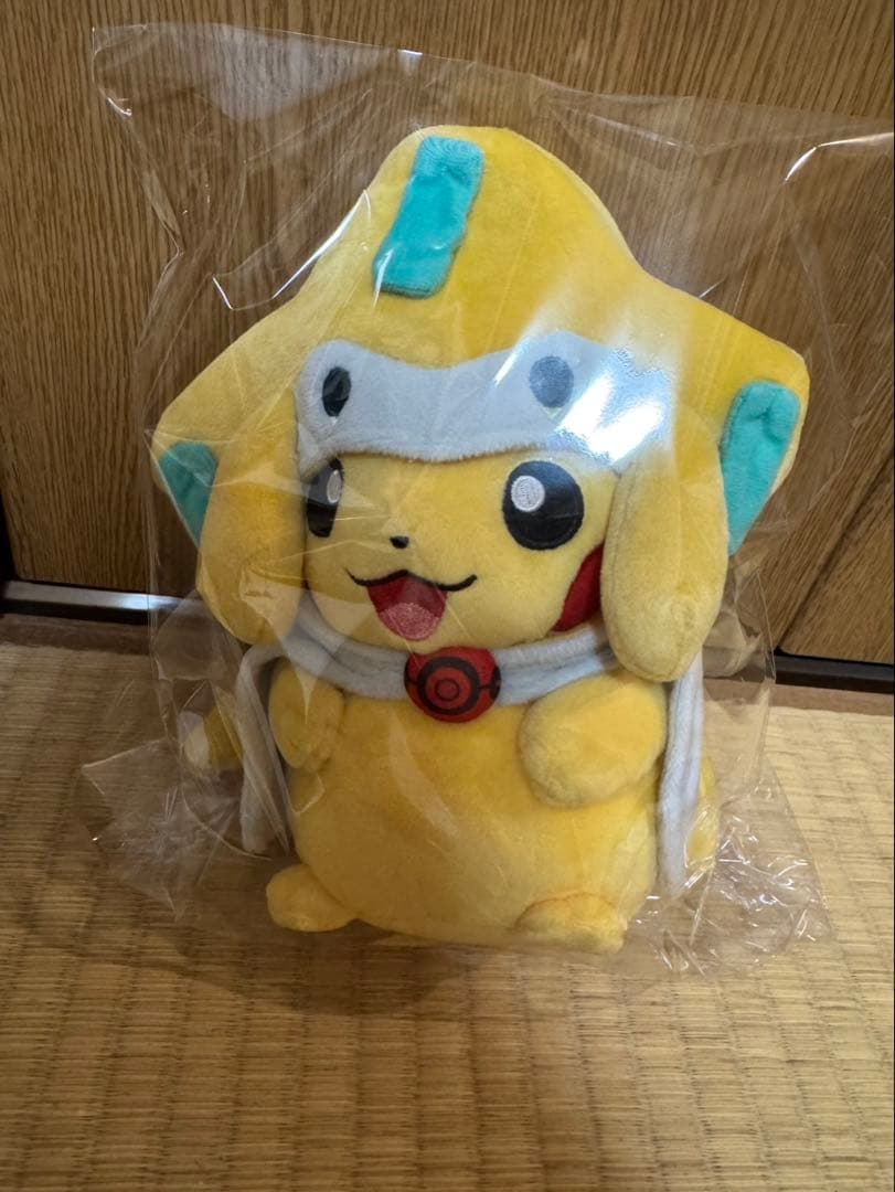 【美品】新品ポケモンセンターオリジナル ぬいぐるみ　ジラーチポンチョのピカチュウ