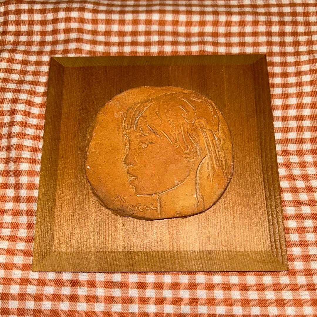 陶土製 横顔彫刻 木製台座付き　少女　二部黎　作　①