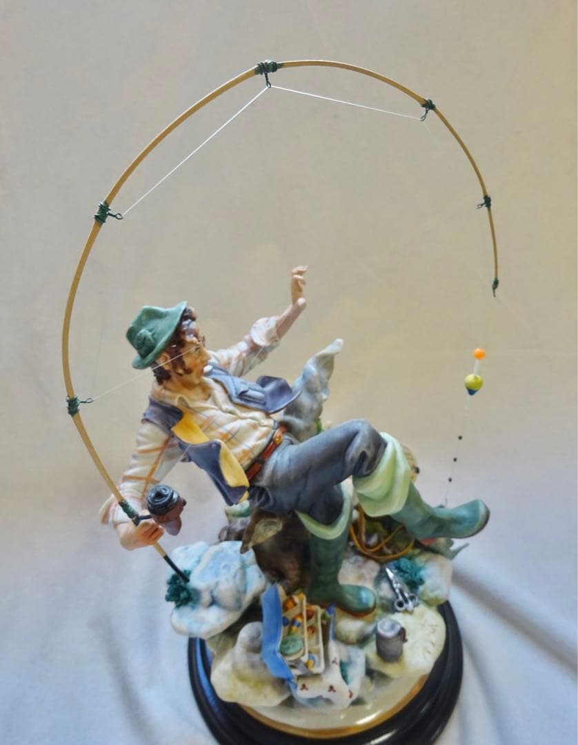 釣りをする陶器人形