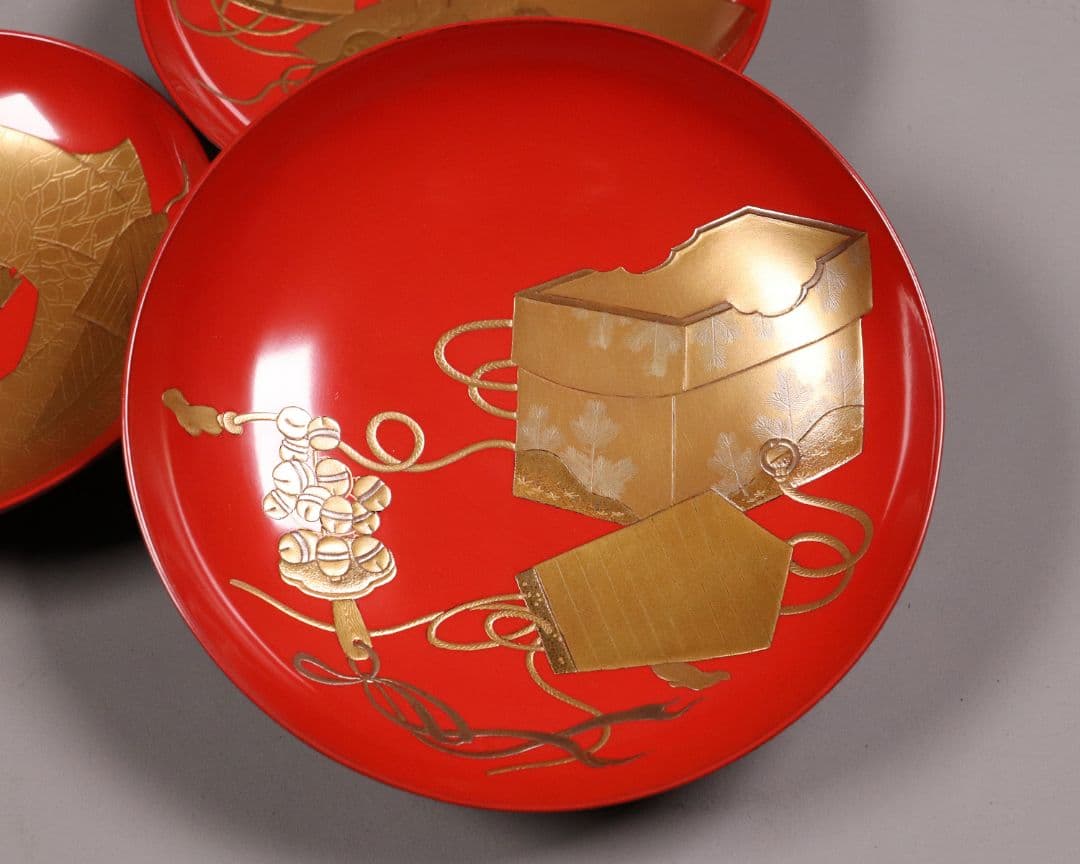 MA243 加賀蒔絵 能楽・翁 本金高蒔絵 朱塗三ッ盃・盃台 松蒔絵 木製 杯