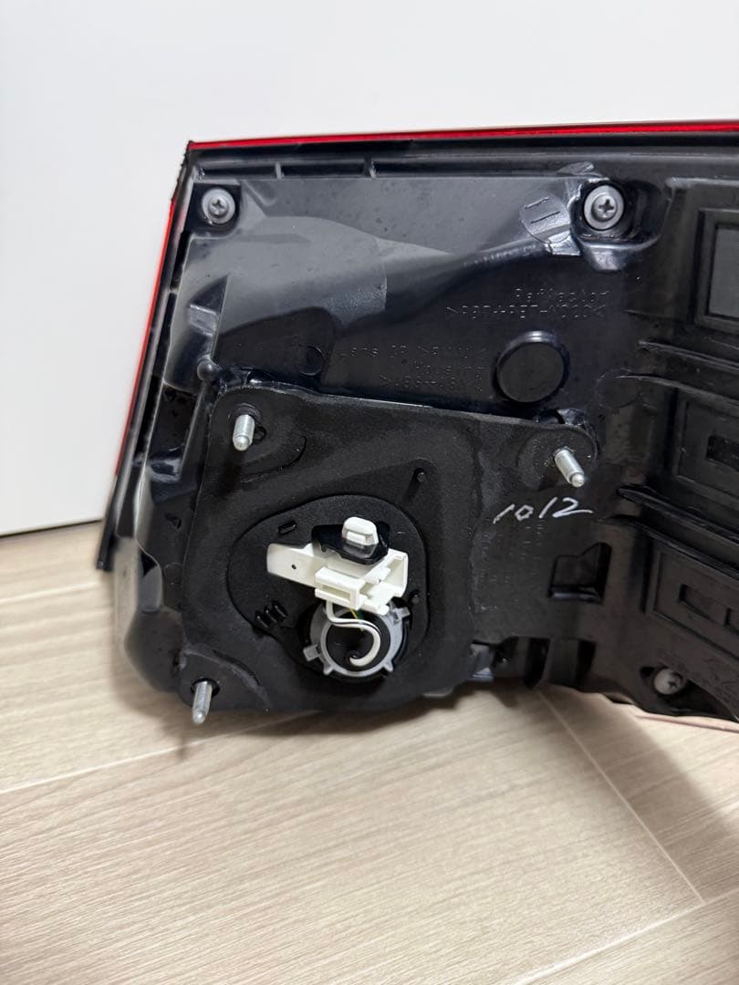 21クラウンアスリート後期テール左外側