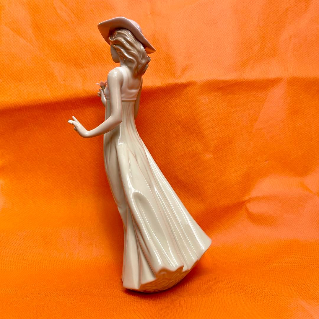 リアドロ　ナオ　一輪の花を持つ女性