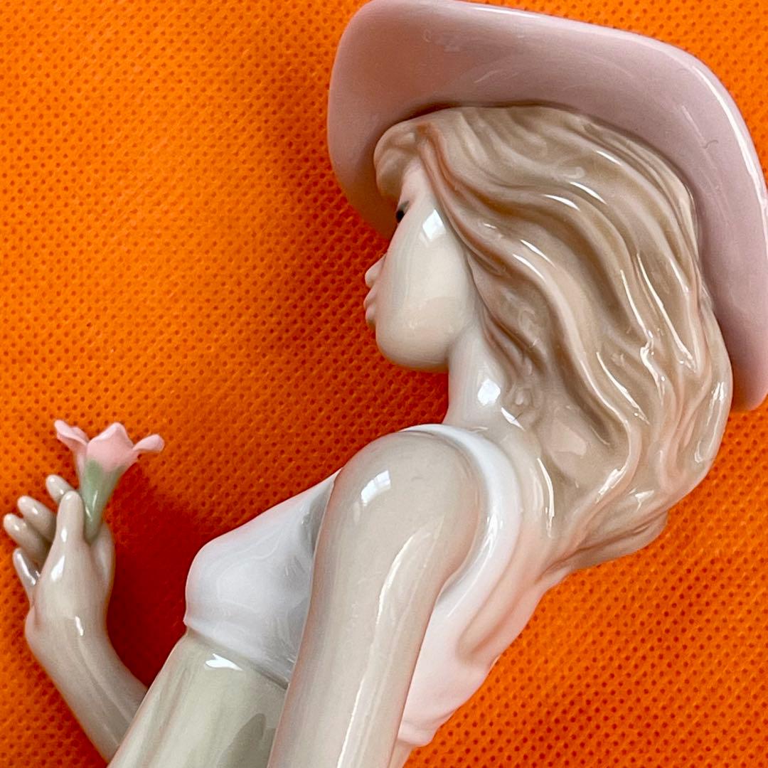 リアドロ　ナオ　一輪の花を持つ女性